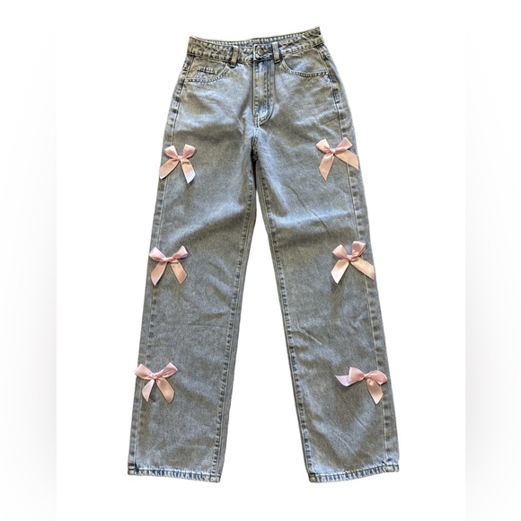 Denim - Stylish light blue high waisted boyfriend Jeans with Pink Bow Accents